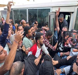 وصول 24 أسيراً فلسطينياً أفرجت عنهم سلطات الاحتلال الإسرائيلي، إلى مستشفى شهداء الأقصى في دير البلح، وسط قطاع غزة، عبر اللجنة الدولية للصليب الأحمر.